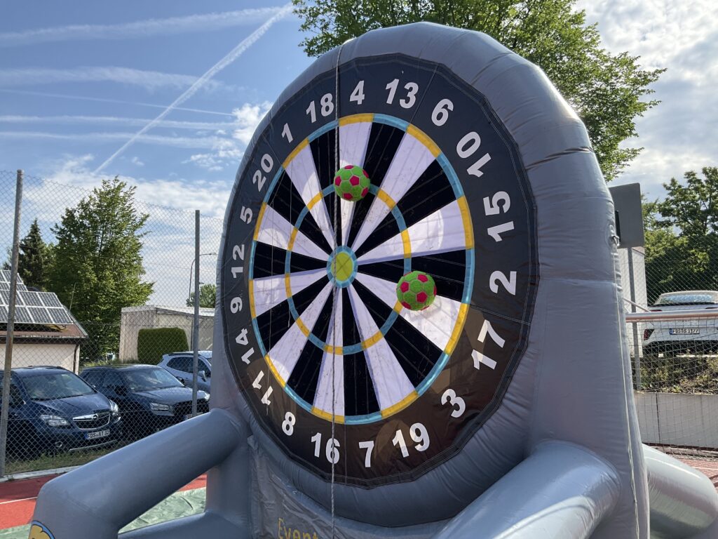 Die Bälle "kletten" auf der Fußball-Dart-Scheibe.