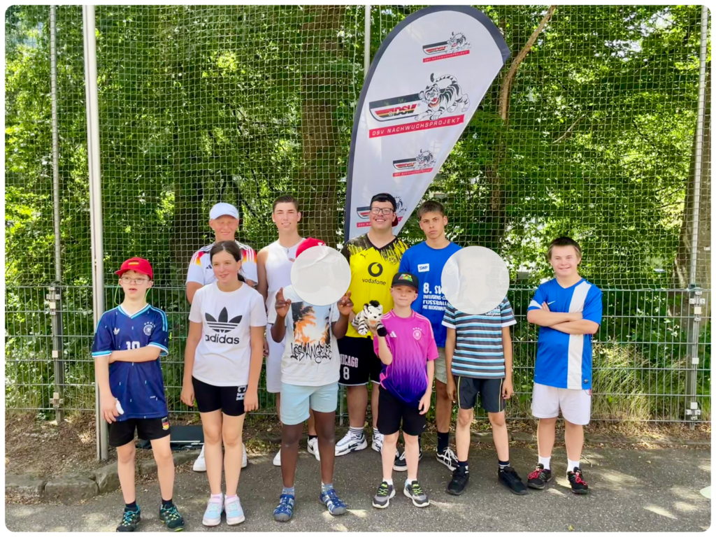 Das Foto zeigt die Schülergruppe vor einem DSV-Aufsteller.