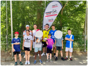 Das Foto zeigt die Schülergruppe vor einem DSV-Aufsteller.
